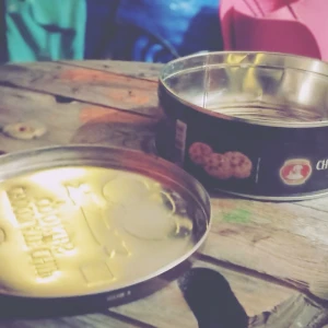 Vintage kakburk i plåt - Säljer en vintage kakburk  i plåt. Burken är brun med bilder av kakor och texten 'Chocolate Chip Cookies'. Perfekt för att förvara kakor eller andra godsaker. Tillverkad i Danmark.