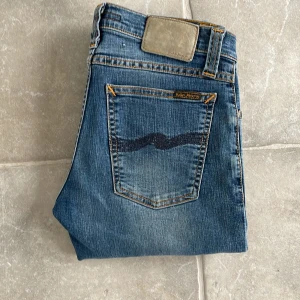 Nudie jeans tight long John  - Nudie jeans tight long John w27 dem är uppsydda så dem är ish L28 skulle jag tro men kom dm så mäter jag dem😊