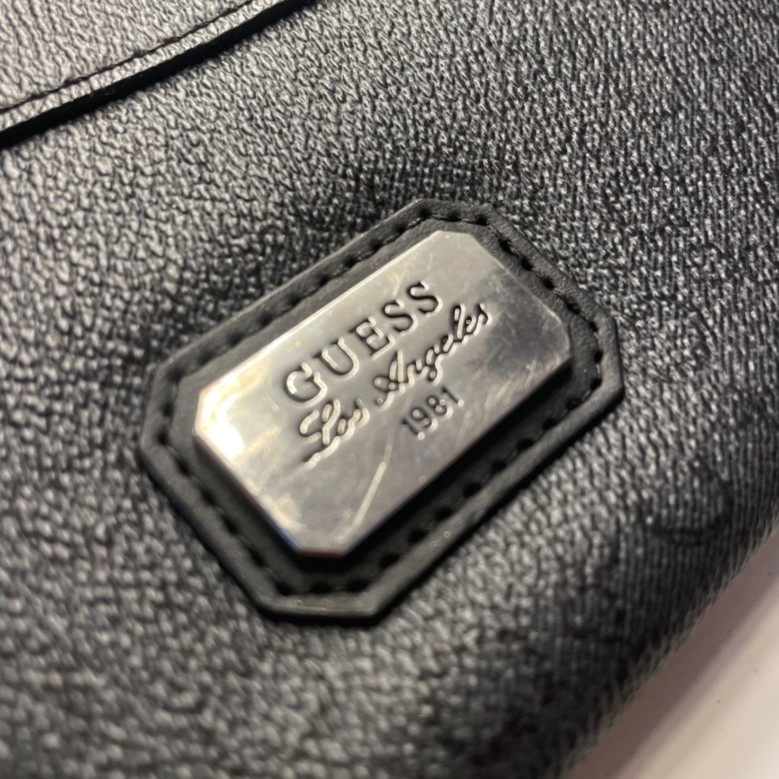 Svart plånbok från Guess - 1