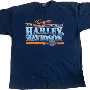 Svart Harley-Davidson t-shirt - Cool svart vintage baggy t-shirt från Harley-Davidson med stort tryck fram och bak. Framsidan har texten 'Genuine American Motorcycles' . Baksidan visar 'Cycle Center Uppsala, Sweden'.  100% bomull