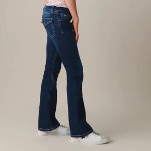 Mörkblå bootcut jeans - Snygga mörkblå bootcut jeans med klassisk femficksdesign och kontrastsömmar. Använd en endaste gång. Pris kan diskuteras vid snabb affär.