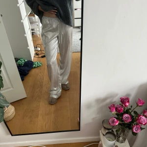 Satinbyxor - Säljer dessa silvriga satin liknande byxor köpta på Zara. Byxorna är aldrig använda och har prislappen kvar!🪩