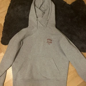 Grå hoodie från Nudie Jeans - Grå hoodie från nudie med snygg bröst logga och väldigt skön passform. Priset är diskuterbart