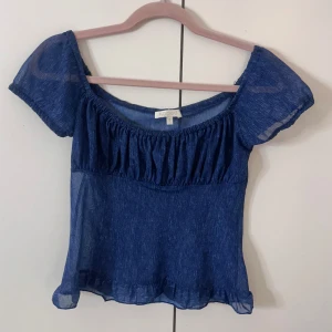 Blå kortärmad blus - Mesh topp från kookai 