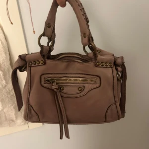 Handväska  - Jätte fin handväska köpt för 900 och bra skick 