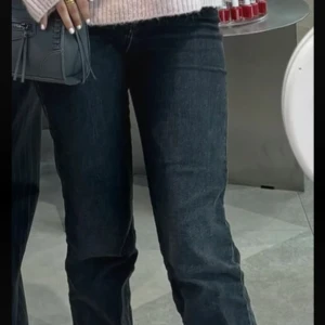 Mörkgråa jeans - Snygga mörkgråa jeans med en klassisk passform. Perfekta för en avslappnad stil. Kombinera med en stickad tröja för en mysig look.
