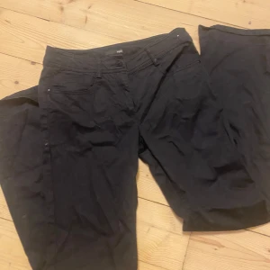Svarta Low waist och bootcut jeans - Snygga låg midjade byxor från h&m.