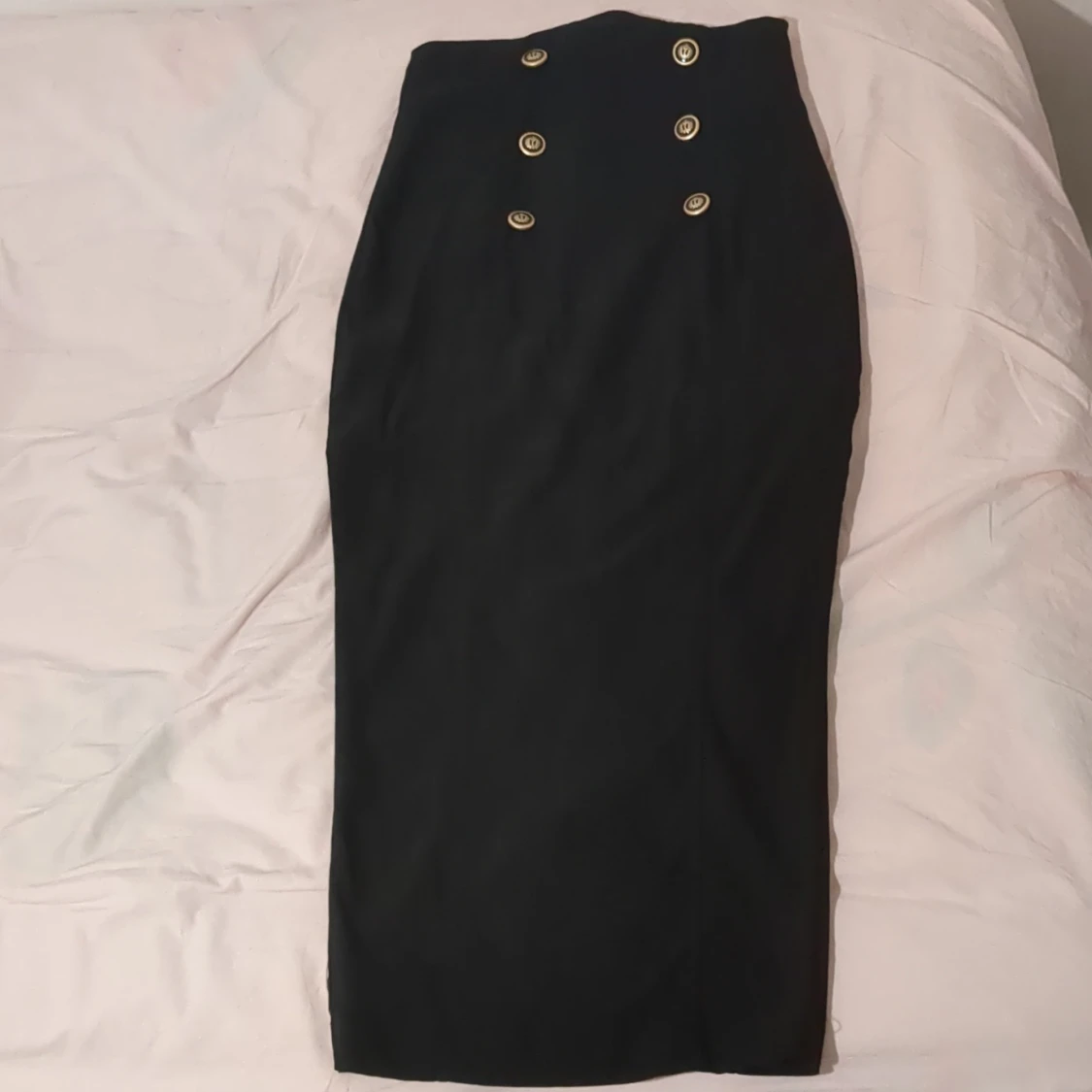 Svart kjol med knappar från Unique Vintage