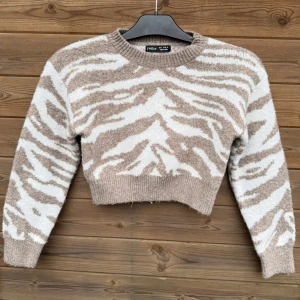 Stickad tröja  - Stickad croppad tröja ifrån SHEIN i storlek S, passar XS/S.