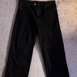 Svarta loose jeans från Weekday - Snygga svarta jeans från Weekday i modellen Galaxy Loose Straight. Säljes då de är för små för mig. Färgen heter tuned black och är 31/32.