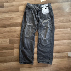 Grå jeansbyxor från Sweet Skateboarding Company - Coola grå jeansbyxor från Sweet Skateboarding Company med stort tryck på baksidan. Byxorna har en relaxed passform inga fläckar köparen står för frakten inköpta på junkyard för 900