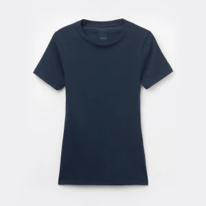 Mörkblå t-shirt - Säljer en stilren mörkblå t-shirt i bomull. Nypris 219kr. Perfekt nu till våren ☺️