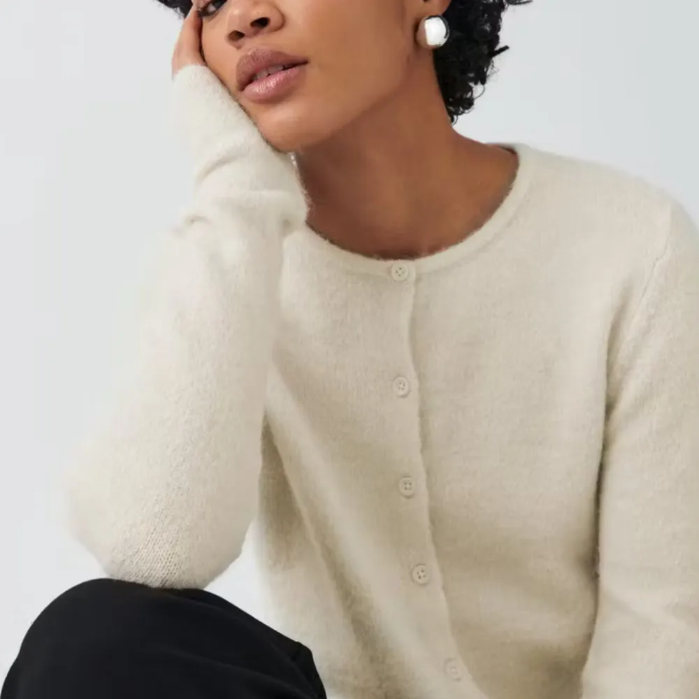 Säljer en stilren vit kofta från & Gina Tricot. Den har långa ärmar och knappar framtill, perfekt för en elegant och enkel look. Passar bra till både jeans och kjol. Otroligt fin färg, är i bra skick. Slutsåld på hemsidan. Nypris 400 💘💘. Neuletakit & Villapaidat.