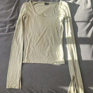 Grön U-ringad tröja från Gina Tricot - Tröja från Gina Tricot med mjukt material💕