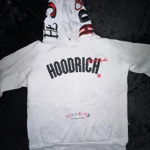 Hoodrich hoodie - Tjo!! Den är köpt på JD sports för 1000kr och jag säljer den för 400kr. Pris kan vi diskutera om ni är nyfikna. Jag har använt den MAX 10 gånger, den är mycket bra skick
