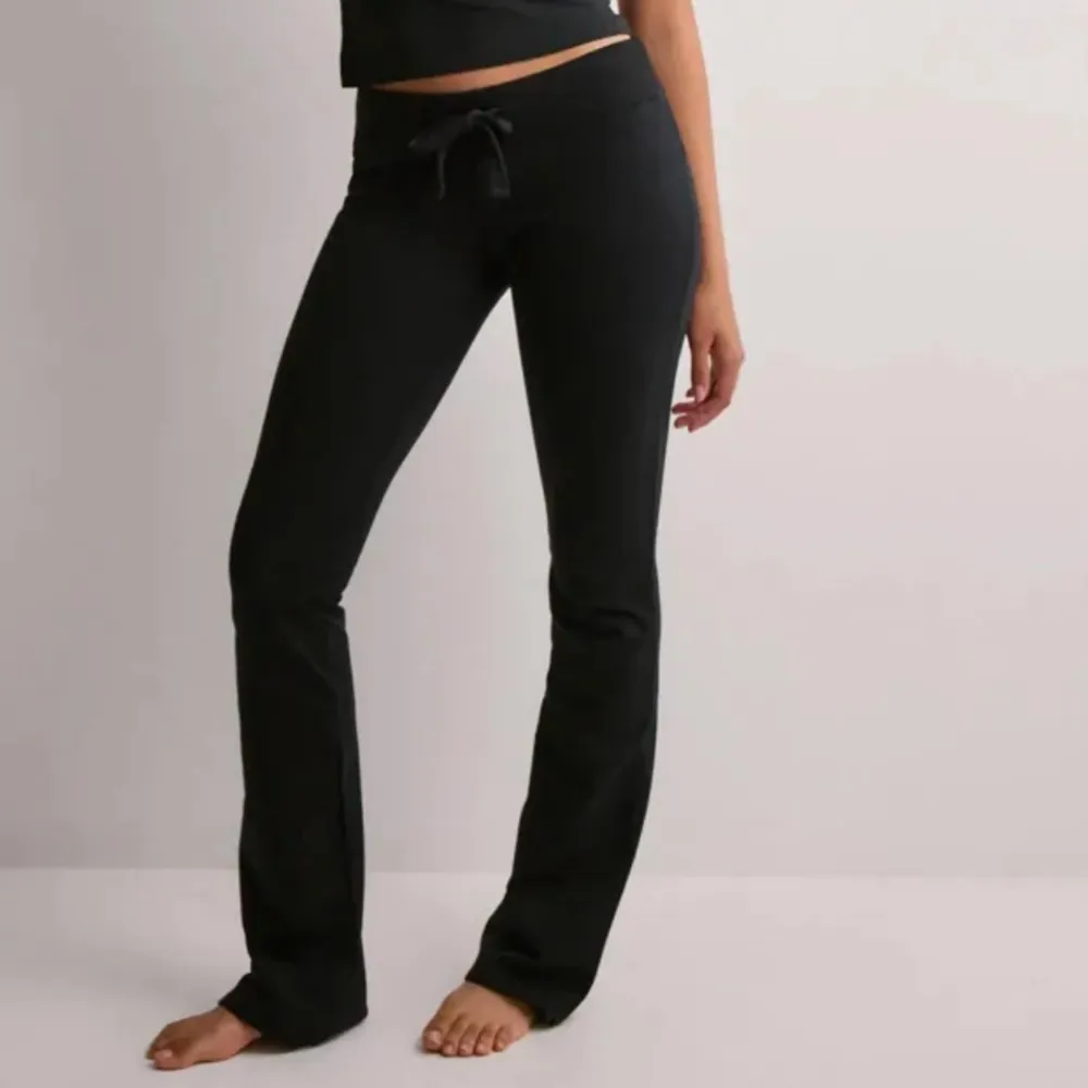Snygga svarta mjukisbyxor med bootcut-stil och knytband i midjan. St xxs. Råka köpa 2 st i samma färg och storlek och glömde bort att lämna tillbaka i tid så nu Försöker jag sälja dem istället!. Farkut & Housut.