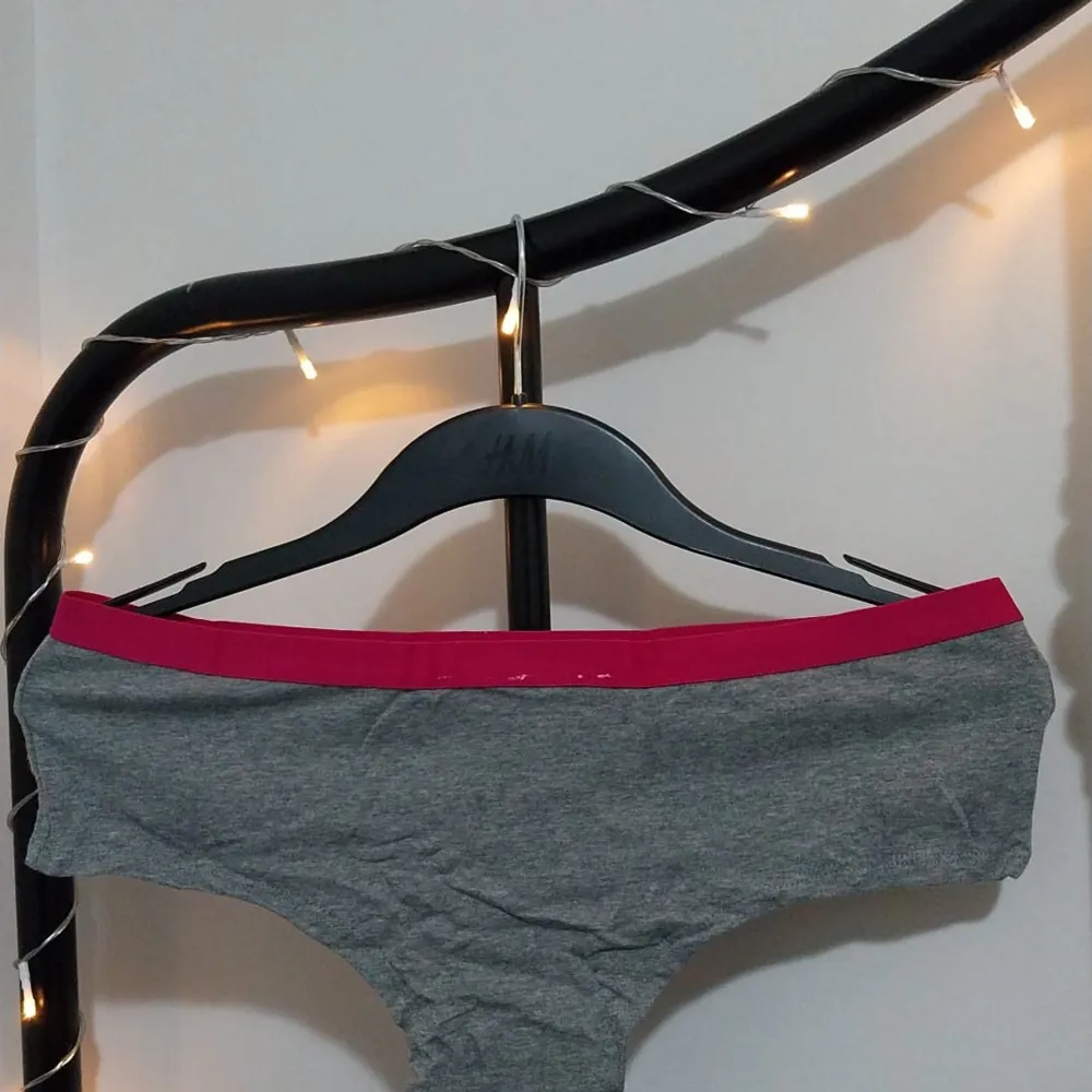 Säljer en grå hipstertrosa från H&M med coolt Aerosmith-tryck i rosa. Trosan har en bred rosa resår i midjan som ger en snygg kontrast. Perfekt för dig som gillar rockiga detaljer! 🎸. Muu.