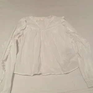 Blus från Gina Tricot  - Fin blus från Gina Tricot aldrig haft på mig den