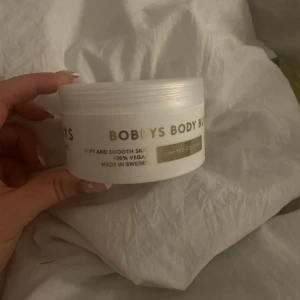 Bobbys Body Butter Limited Edition - Limited edition body butter från Bobbys för mjuk och len hud. 100% vegansk och tillverkad i Sverige. Perfekt för att återfukta och vårda huden. Helt oanvänd 