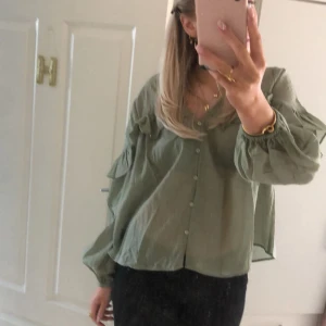 Grön blus - Grön blus från Lindex!💓storlek S, nypris 499 tror jag💘💘