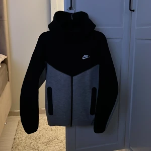 Nike tech - Nästan helt oanvänd. Från man avdelningen men passar tjejer minst lika bra. Köpt för 1500kr ungefär så lägger priset på 1000 men kan tänka mig gå ner i pris lite vid snabb affär 