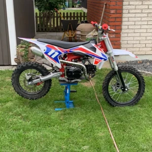 Moppe cross 125cc - En cross som är röd blå är stabil köpte den för 1 och ett halvt år sedan 