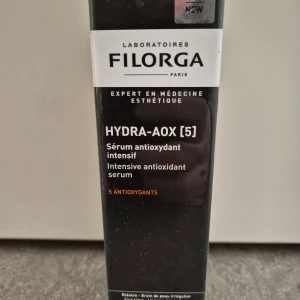 Filorga Hydra-AOX [5] Serum - Intensivt antioxidantserum från Filorga med 5 kraftfulla antioxidanter inklusive astaxanthin och vitamin C. Skyddar huden mot åldrande och ger en jämnare hudton. Lätt textur som passar alla hudtyper. 30ml