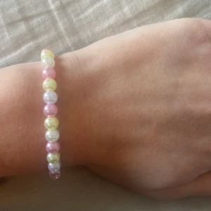 Sommar/vår armband - Sommar eller vår armband med färgerna rosa, gul och vit. Armbanden är gjorda av glansiga pärlor. Priset kan diskuteras! Om du har några frågor, är det bara att kontakta mig!🩷