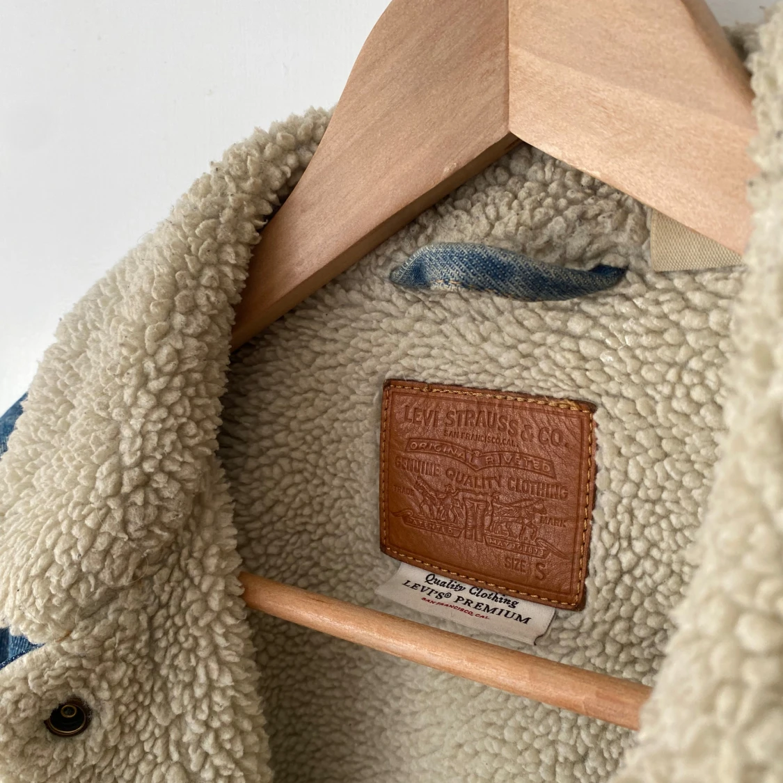 Blå jeansjacka med teddyfoder från Levi's - 1