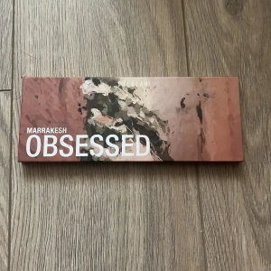 Marrakesh Obsessed Ögonskuggspalett från Sheglam - Denna ögonskuggspalett från Sheglam heter Marrakesh Obsessed och innehåller 12 nyanser. Färgerna varierar från varma röda och bruna toner till skimrande grönt och guld. Perfekt för att skapa både vardagliga och dramatiska looks.