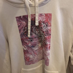 Vit hoodie från The Cool Elephant - Har ett jätte fint tryck på framsidan av hoodien, jätte varm och skön inte använd många gånger alls, extremt mysig.