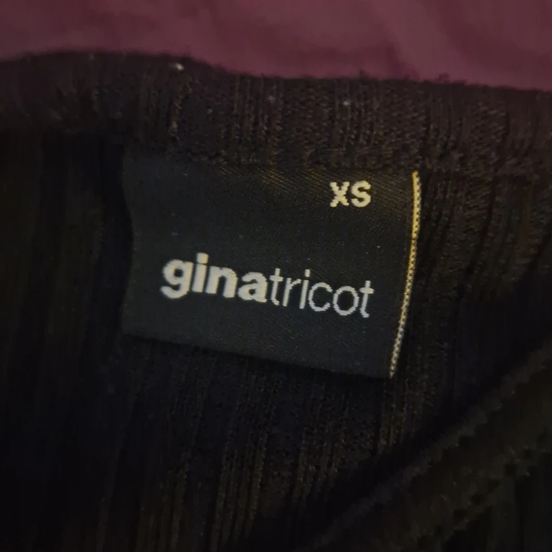 Svart ribbad klänning med öppen rygg - 4