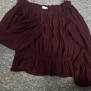 Vinröd offshoulder blus från hm - Säljer en vinröd offshoulder blus. Blusen har långa ärmar och en elastisk midja för en bekväm passform. Passar S-M men eftersom den är elastiskt så passar den en del storlekar 