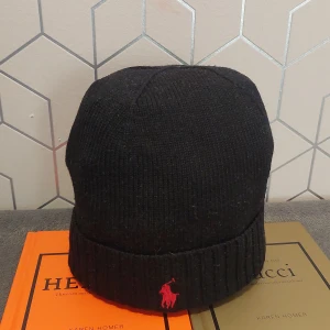 Polo Ralph Lauren - Snygg svart mössa från Ralph Lauren med röd broderad logga framtill. Skick 8/10