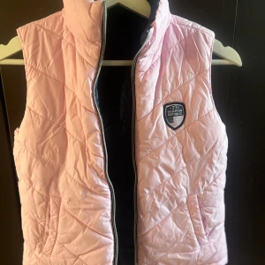 West Hampton Republic - Snygg vändbar väst! Kan alltså användas som både rosa och marinblå. Knappt använd då den va för liten när jag köpte den. Så snygg att träna i eller ha till skolan.