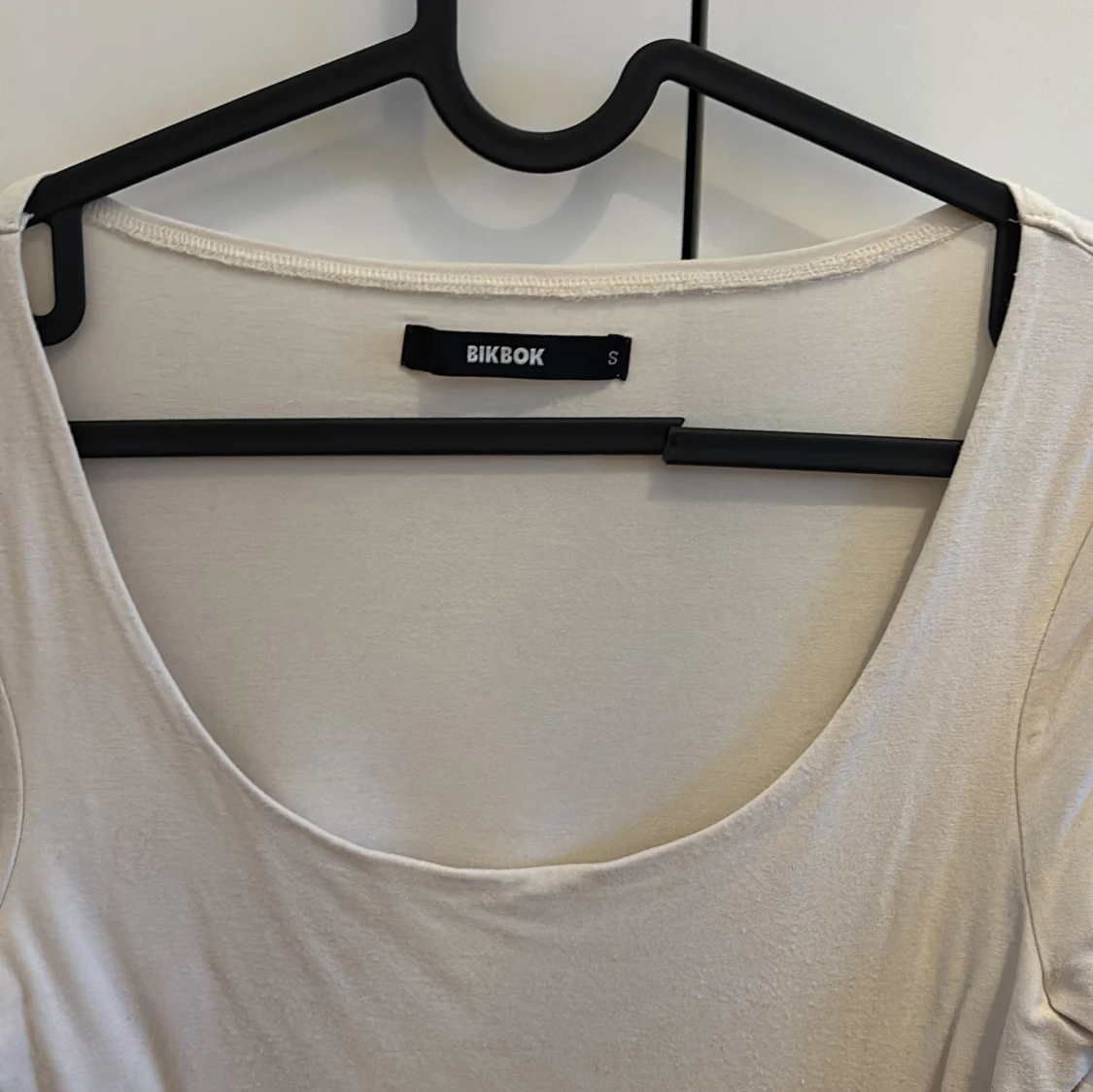 Vit beige topp ifrån bikbok 