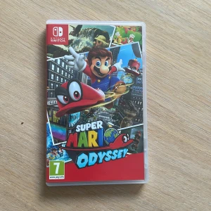 Super Mario Odyssey till Nintendo Switch - Säljer spelet Super Mario Odyssey för Nintendo Switch. Spelet kommer i sitt originalfodral med färgglad design och inkluderar spelkassetten. Perfekt för alla Mario-fans som vill uppleva ett nytt äventyr med Mario och hans hatt Cappy.