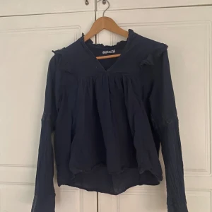 Meet me there blus - En mörkblå blus från Meet me there, passar till både vardags och festligare tillfällen. Plagget säljs inte längre på deras egna sida och det finns inga synliga defekter😊