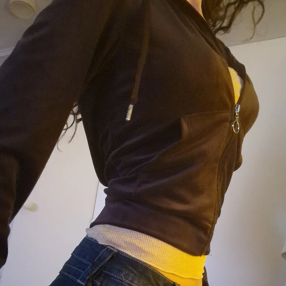 Säljer en snygg brun hoodie från Gina Tricot i storlek XS. Den har dragkedja framtill och en praktisk huva med snören. Perfekt för en avslappnad stil. Helt oanvänd. Köpt för ungefär 300-400kr. Pris kan diskuteras. Neuletakit & Villapaidat.