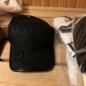 Svart keps med mönster - Snygg svart keps 