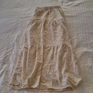 Beige långkjol från Stradivarius - Säljer en stilren beige långkjol från Stradivarius. Kjolen har en elastisk midja och är tillverkad i ett mjukt material som ger en bekväm passform. Perfekt för en avslappnad look. Nästan aldrig använd. Jag möts bara upp. Nypris 350kr