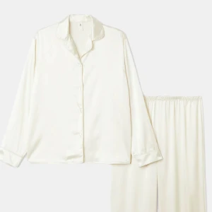 Pyjamas set  - Säljer ett helt oanvänt pyjamas set från Åhléns! Ligger fortfarande i förpackningen, ordinarie pris 600kr 