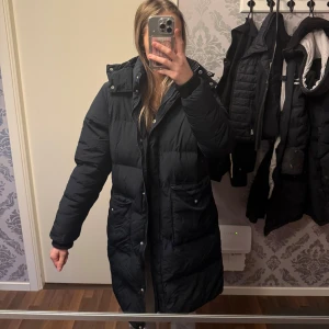 Dunjacka - Stor mysig och väldigt varm dunjacka. Lång och skön till det kallare dagarna. Allt är helt men den är lite använd.