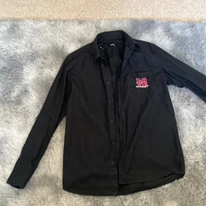 En riktigt snygg skjorta från Moschino. Tar även emot byten. - En riktigt snygg skjorta från moschino. Köpte den för 1200kr men nu säljer jag den för 550kr så det blir ett bra pris om ni frågar mig. Priset är ej hugget i sten och jag tar gärna emot byten.