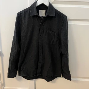 A Days March Overshirt - Riktigt snygg overshirt från A Days March! Skjortan är inte jättetjock och kan därför kombineras fint med andra klädesplagg under. | Bra skick och inga deffekter. | Skriv vid funderingar