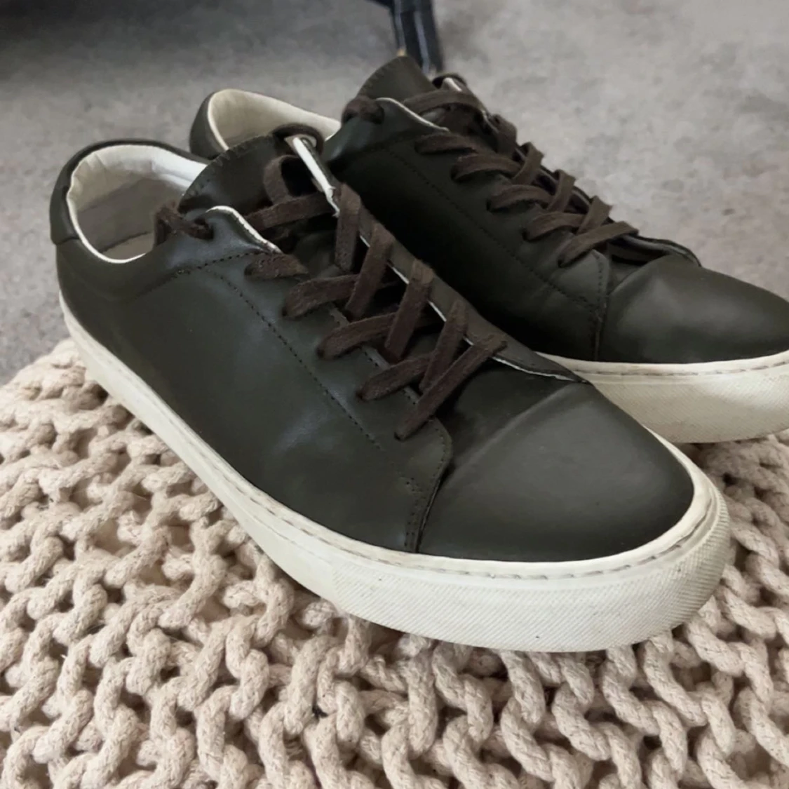 Olivgröna sneakers med vit sula - 1