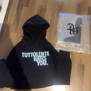 Tuttolente THS Hoodie - Säljer denna feta HELT OANVÄNDA Tuttolente hoodien från deras senaste släpp! Skick 10/10 Size S fits M. Dustbag, DR Poster, VA album sticker inkluderas! Skriv för frågor och funderingar!