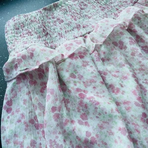 Blommig kjol från Gina Tricot - Söt blommig kjol från Gina Tricot young. storlek 170. Kjolen har en volangdetalj. Den skulle vara perfekt för sommaren! Priset kan alltid diskuteras!!💗
