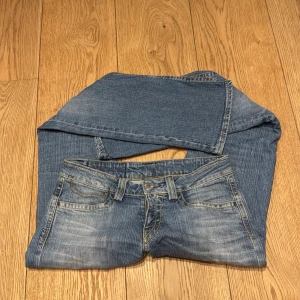Lågmidjade jeans - Snygga Lågmidjade jeans som tyvärr inte kommer till användning längre🩵fina sömmar på fickorna