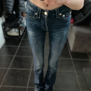 Blå jeans från True Religion - blå jeans från true religion!! har bara använt ett fåtal gånger. är i helt nytt skick. nypris: 1300:- | fina rosa sömmar på fickorna. Priser kan diskuteras!!